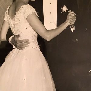 Gorgeous white Venus wedding dress tulle daisies floral size 6 fits like 4.